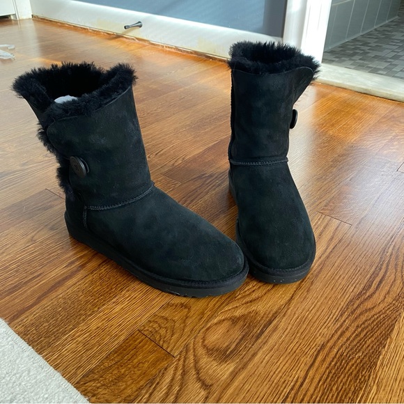 Ugg Bailey Button Black - Picture 2 of 12